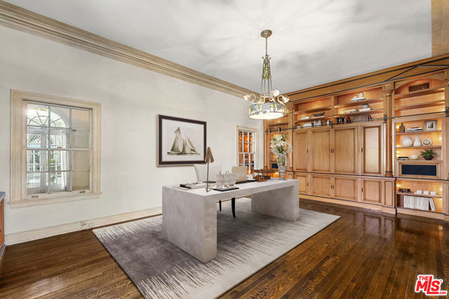 803 N Rexford Drive, Beverly Hills CA: https://media.crmls.org/mediaz/3f056f4c-5fcb-4789-9670-bc9608b587e7.jpg