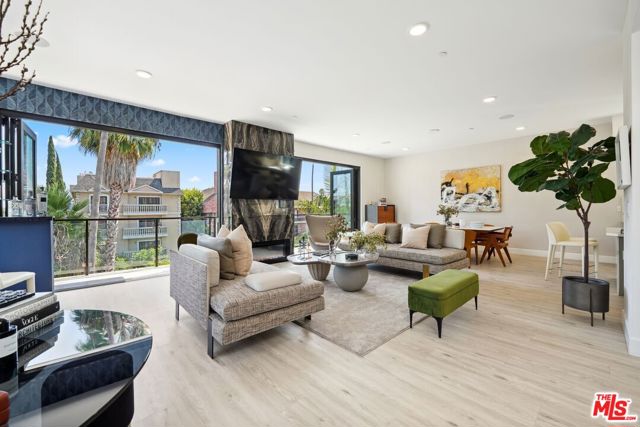 137 N Doheny Drive, West Hollywood CA: https://media.crmls.org/mediaz/3f062654-7e0d-442b-82ce-02d55d327c2a.jpg