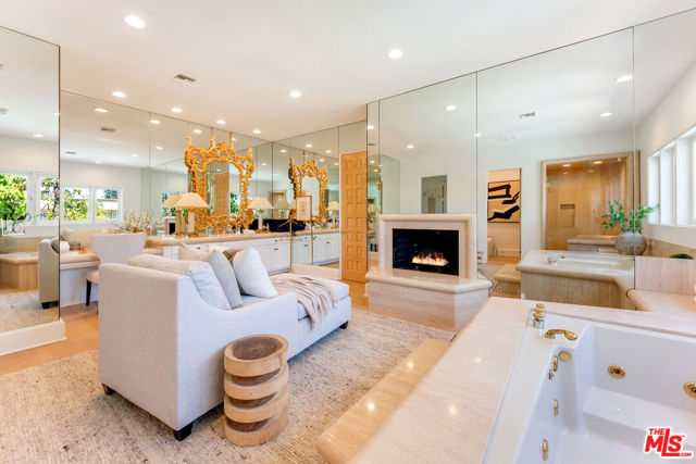 812 N Bedford Drive, Beverly Hills CA: https://media.crmls.org/mediaz/3f06c3d4-9235-4504-a83d-815f9be3545e.jpg