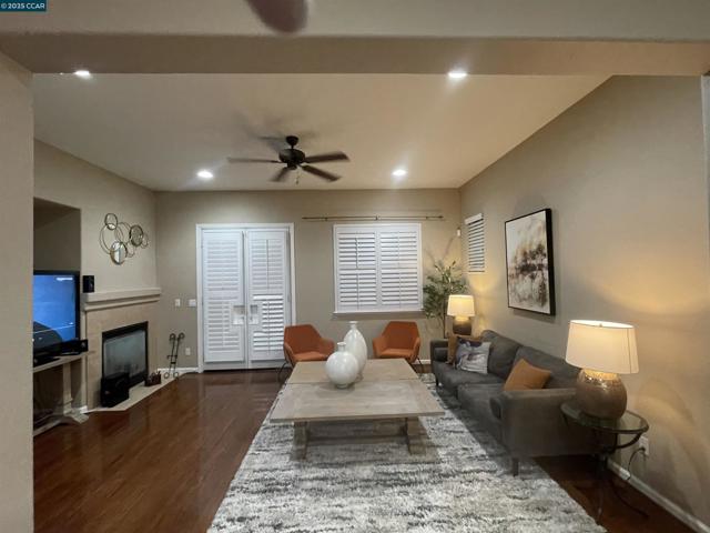 4150 Cherry Blossom Ln, Tracy CA: https://media.crmls.org/mediaz/3f06cb06-9ebf-4996-a5fa-61c5d3dec2ee.jpg