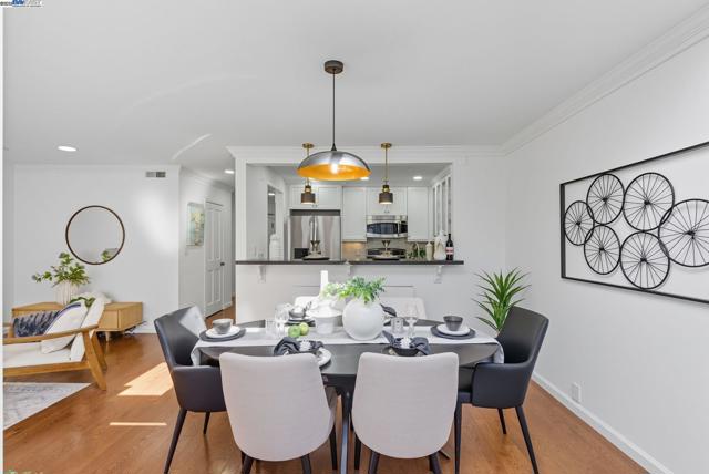 156 Lombard St, San Francisco CA: https://media.crmls.org/mediaz/3f0723a8-290d-484f-902d-2fed19d610d6.jpg