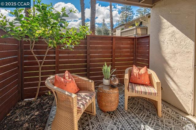 2742 Oak Rd, Walnut Creek CA: https://media.crmls.org/mediaz/3f095f28-170a-4377-bf24-2eed50993b8b.jpg