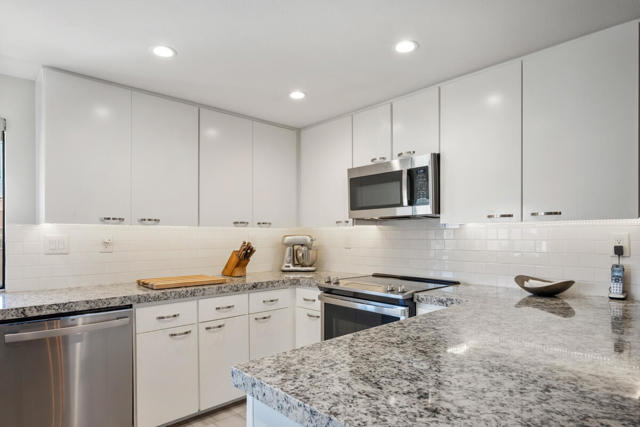 42740 Sand Dune Drive, Palm Desert CA: https://media.crmls.org/mediaz/3f09a085-d6fb-46a1-ba58-d8ce51785f66.jpg
