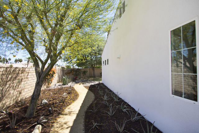 44520 Via Terra Nova, La Quinta CA: https://media.crmls.org/mediaz/3f09d3b2-abd7-4256-9ff3-c86a72235331.jpg