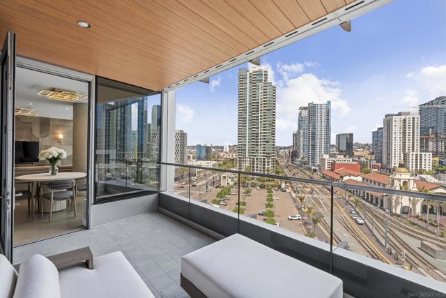 888 W E Street, San Diego CA: https://media.crmls.org/mediaz/3f0a3838-69fc-48cd-8408-044f571f2f51.jpg
