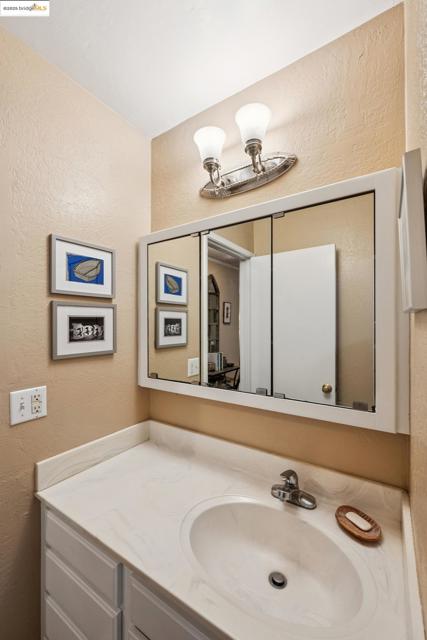 250 Whitmore St, Oakland CA: https://media.crmls.org/mediaz/3f0a6de1-d79b-405b-b5d3-5637ee02fa6d.jpg