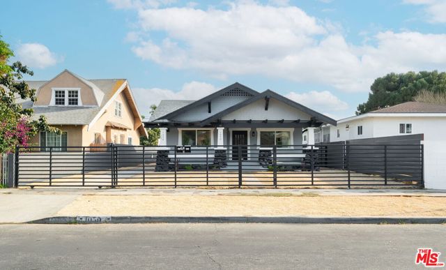 1050 W 48th Street, Los Angeles CA: https://media.crmls.org/mediaz/3f0ad99f-f96c-4e19-b5b0-7763e40e3898.jpg