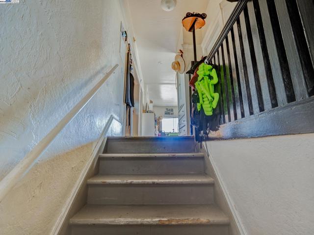 1437 25Th Ave, Oakland CA: https://media.crmls.org/mediaz/3f0b4c40-ef18-4eaa-aa61-e632c1886d3e.jpg