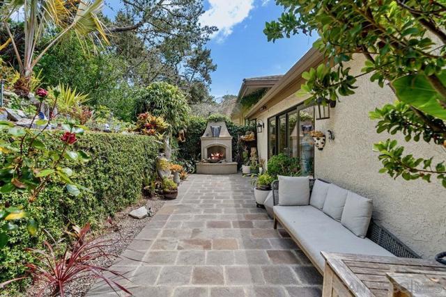 7645 Caminito Coromandel, La Jolla CA: https://media.crmls.org/mediaz/3f0b8a3c-4454-440a-bc9c-c516f171d155.jpg