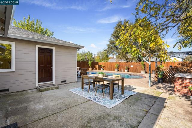 2941 Crawford St, Concord CA: https://media.crmls.org/mediaz/3f0b8e3c-5855-4aa9-a90d-e14490c8ab6a.jpg