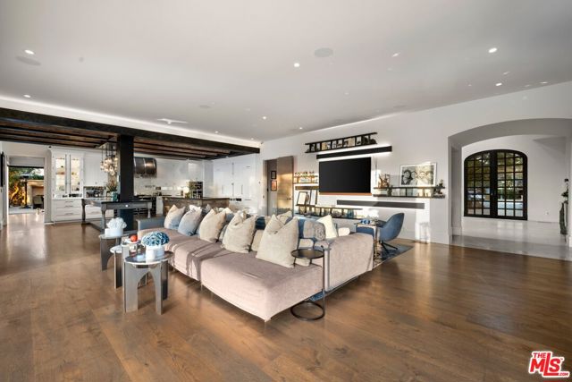 3396 Stone Ridge Lane, Los Angeles CA: https://media.crmls.org/mediaz/3f0b9899-1b47-469d-ad06-7582af7782e3.jpg