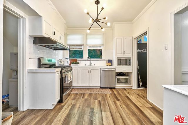 728 S Windsor Boulevard, Los Angeles CA: https://media.crmls.org/mediaz/3f0bee0d-f7de-445d-997f-cb753f6b78d9.jpg