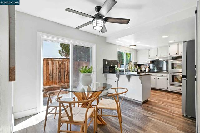 4417 Sunlight Ct, Concord CA: https://media.crmls.org/mediaz/3f0c72ed-c52e-4226-8cf4-3e8d8f105f3a.jpg