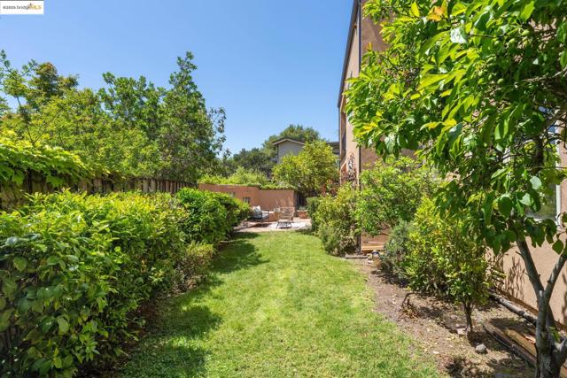 911 Aquarius Way, Oakland CA: https://media.crmls.org/mediaz/3f0cf9ec-56ee-40f3-a2a2-e28babf3c36a.jpg