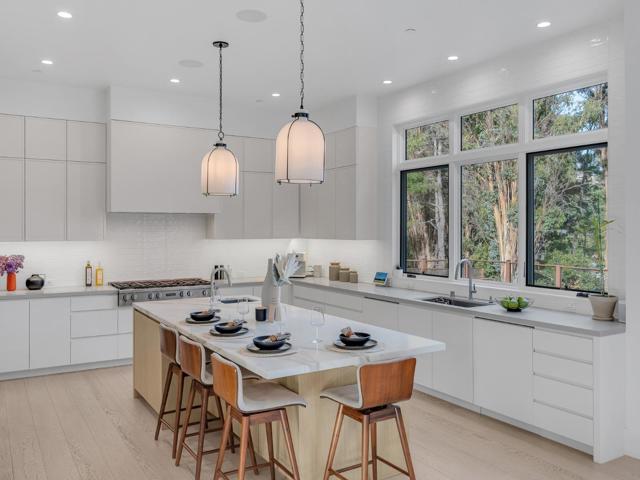 60 Glengarry Way, Hillsborough CA: https://media.crmls.org/mediaz/3f0d9530-58f1-4630-9a61-b06fdfd65e79.jpg