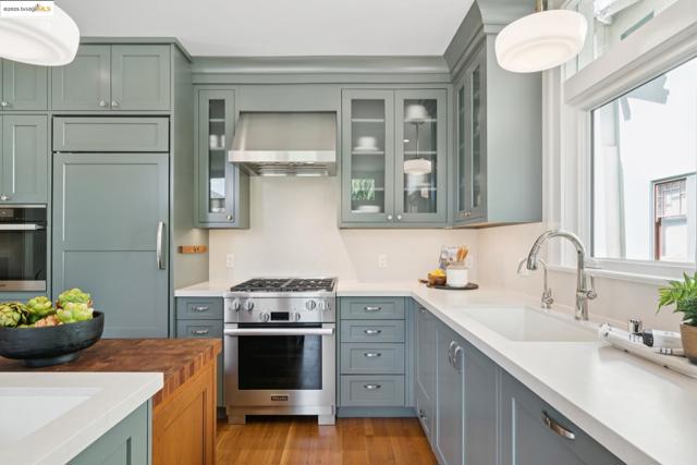 408 Euclid Ave, Oakland CA: https://media.crmls.org/mediaz/3f0ec5f2-713a-42f5-bff4-9b8688e938fd.jpg