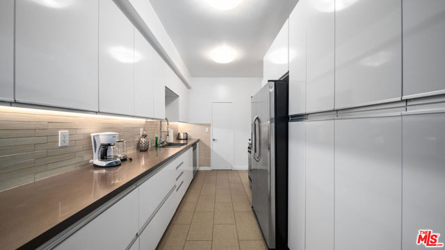 1818 Thayer Avenue, Los Angeles CA: https://media.crmls.org/mediaz/3f0f4eb2-5739-46ba-8e48-57fb182e913d.jpg