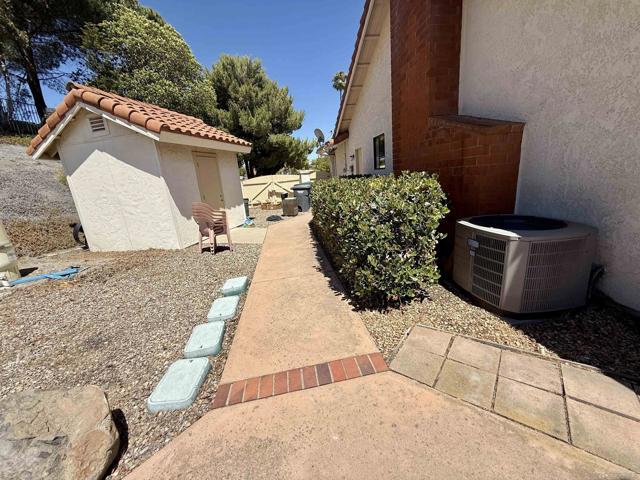 2237 Eucalyptus Ave, Escondido CA: https://media.crmls.org/mediaz/3f0fcb7b-79a7-4c58-8b35-f89054e8ae89.jpg