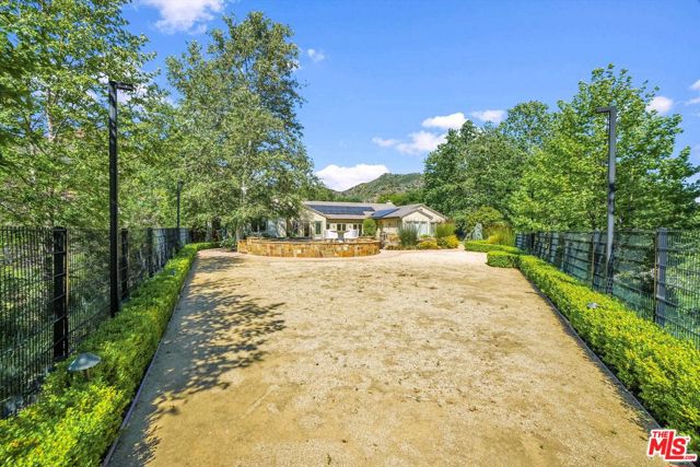 29734 Mulholland Highway, Agoura Hills CA: https://media.crmls.org/mediaz/3f108bb9-7d2b-4e62-a774-307d0deb5e61.jpg