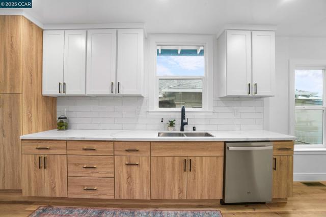 1348 E 26Th St, Oakland CA: https://media.crmls.org/mediaz/3f10d978-9244-4667-a394-f3dc95e8daa8.jpg
