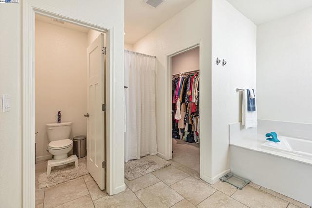 9315 Wild Lilac Cir, Sacramento CA: https://media.crmls.org/mediaz/3f11ad7f-ab17-4991-bb72-185b77b07f6a.jpg