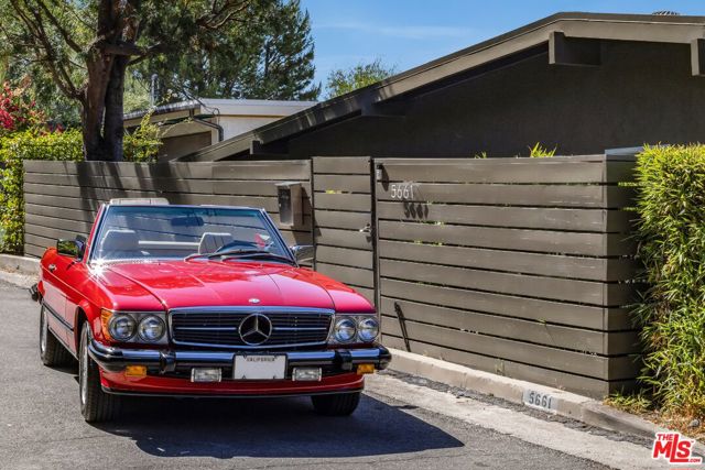 5661 Spreading Oak Drive, Los Angeles CA: https://media.crmls.org/mediaz/3f12cac1-b9ba-4050-8c4c-fa53ea6c3dd2.jpg