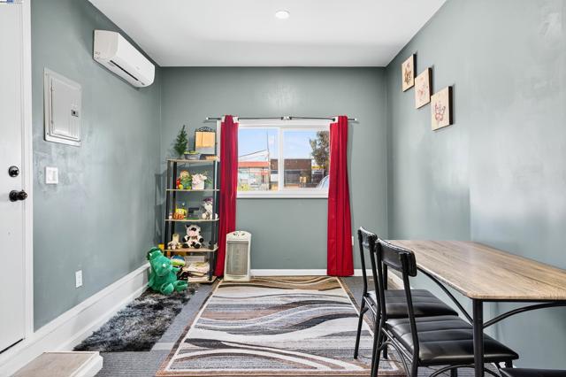 4300 Berk Ave, Richmond CA: https://media.crmls.org/mediaz/3f12e46b-9dd6-430b-86d1-cb081bbbee9b.jpg