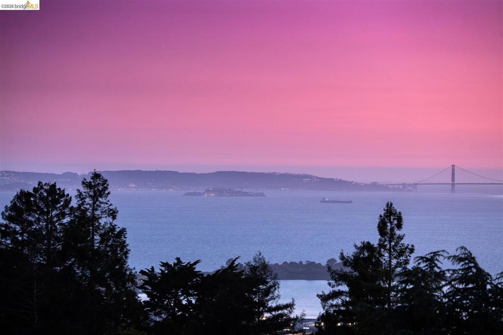 https://media.crmls.org/mediaz/3f142819-ad28-4774-a2dc-e28d4092d8ae.jpg?preset=X-Large