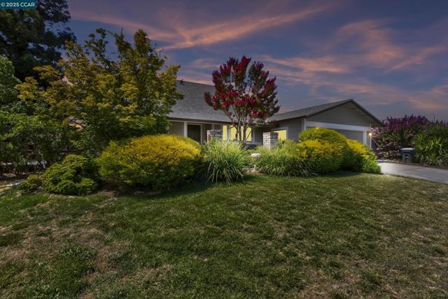 2173 Madrone Dr, Fairfield CA: https://media.crmls.org/mediaz/3f15f55b-4959-4bc4-b7e9-d3bfd01fa591.jpg