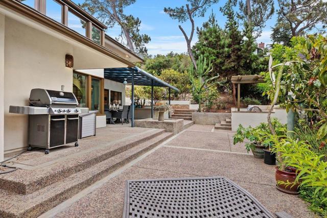 1859 Zapo Street, Del Mar CA: https://media.crmls.org/mediaz/3f15fd3a-071f-49bb-b943-924fa94a12fd.jpg