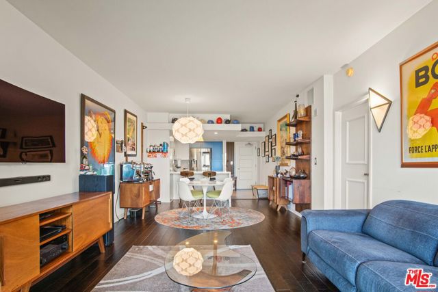 13700 Marina Pointe Drive, Marina del Rey CA: https://media.crmls.org/mediaz/3f16c959-66cd-41fc-ab06-cf179b7533c4.jpg