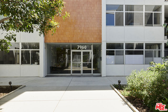 7960 Selma Avenue, Los Angeles CA: https://media.crmls.org/mediaz/3f16cca0-7181-4e03-ad63-7260e554a153.jpg