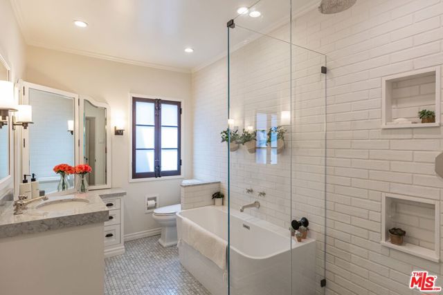 8133 W 4th Street, Los Angeles CA: https://media.crmls.org/mediaz/3f171789-f5bc-44c0-8000-6504f0e3c411.jpg