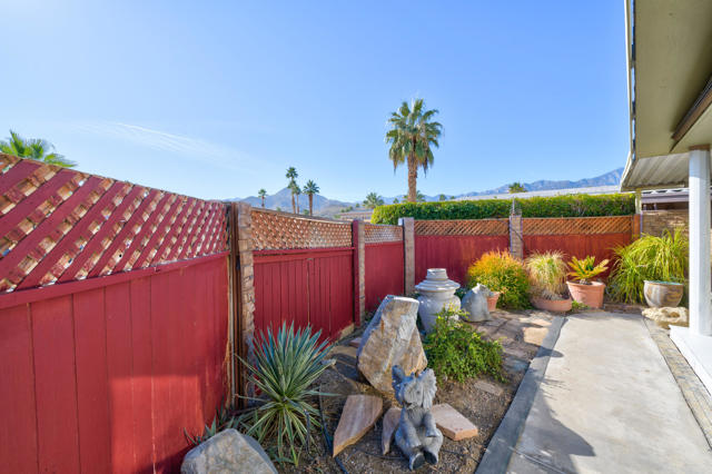 18 Calle De Las Nubes, Palm Springs CA: https://media.crmls.org/mediaz/3f17d3fb-1082-418c-9f1d-76dd288ca4b8.jpg