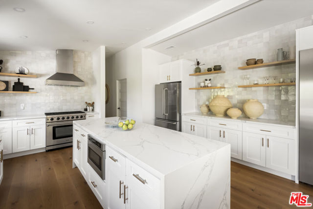 3375 Coldwater Canyon Avenue, Studio City CA: https://media.crmls.org/mediaz/3f18bf1b-4f9e-4f95-859e-8e0a01716fab.jpg