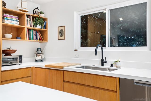 4021 Bernice Dr, San Diego CA: https://media.crmls.org/mediaz/3f18d5f8-7d31-4f12-bb35-05e71c24cf3c.jpg