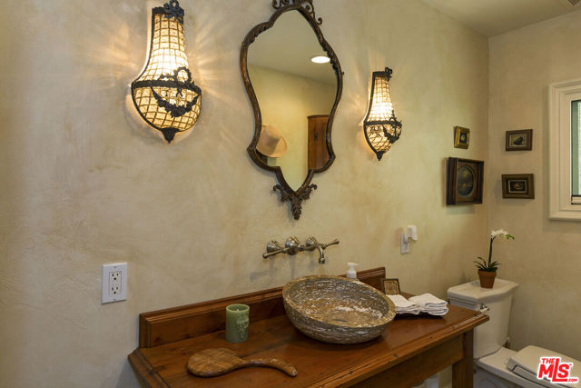 3504 Coast View Drive, Malibu CA: https://media.crmls.org/mediaz/3f190ed7-a396-4d33-86c7-7963bf8a7eb4.jpg