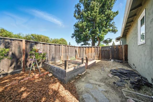 1079 Brighton Place, Mountain View CA: https://media.crmls.org/mediaz/3f19dfe6-76e1-4d7f-bf0d-74a72ecfc23f.jpg
