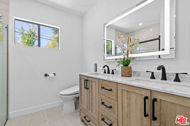 4949 San Feliciano Drive, Woodland Hills CA: https://media.crmls.org/mediaz/3f1a3753-c603-4eec-af39-849d9b9e0587.jpg