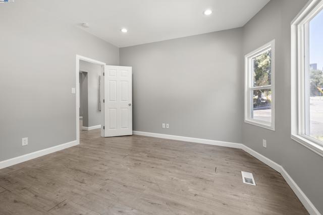 193 W Macarthur Blvd, Oakland CA: https://media.crmls.org/mediaz/3f1a3a57-9cfb-4e79-a6f7-645bf8f8a24a.jpg