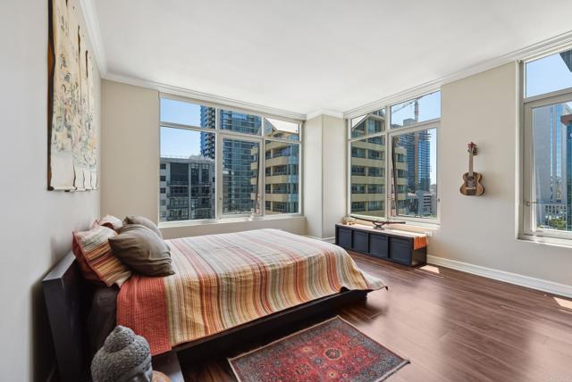 425 W Beech Street, San Diego CA: https://media.crmls.org/mediaz/3f1b1ec8-9bc1-4cdc-9773-3ca65cd5a0e2.jpg