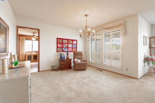 2177 Hillside Cir, San Leandro CA: https://media.crmls.org/mediaz/3f1b4feb-fc7a-486b-a658-26bfb631dde3.jpg