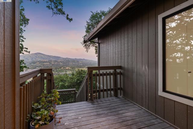 361 Castle Crest Rd, Alamo CA: https://media.crmls.org/mediaz/3f1b6a9d-d896-4654-a8ba-8e67a99cc52f.jpg