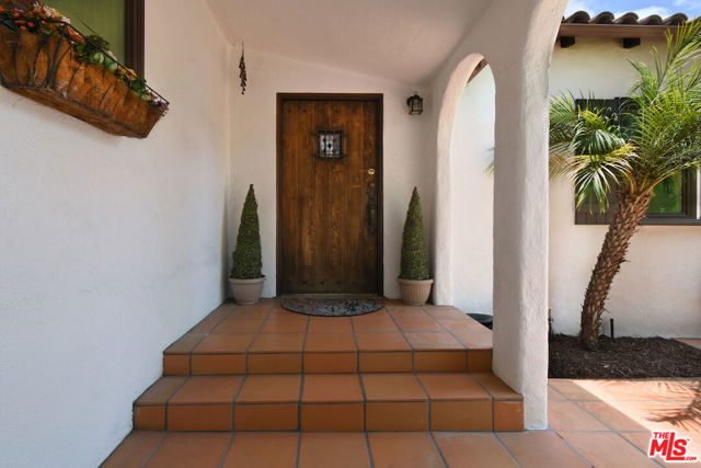 10344 Woodbridge Street, Toluca Lake CA: https://media.crmls.org/mediaz/3f1b952c-cf6a-4344-add6-6506cb059f29.jpg