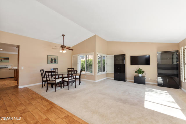 Large Living room, vaulted ceilings