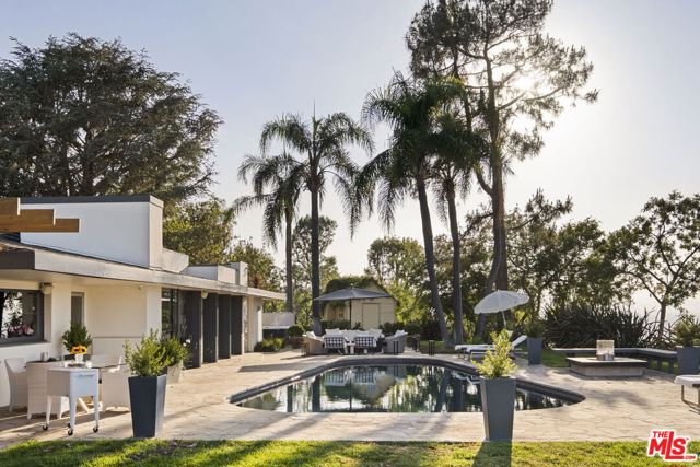 11531 Amanda Drive, Studio City CA: https://media.crmls.org/mediaz/3f1c6845-0004-4172-a4c5-23c4ecc9ca28.jpg