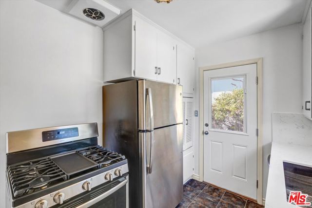 520 N Beachwood Drive, Burbank CA: https://media.crmls.org/mediaz/3f1c7c17-54e9-4e7e-97dc-aaee6d1843ed.jpg