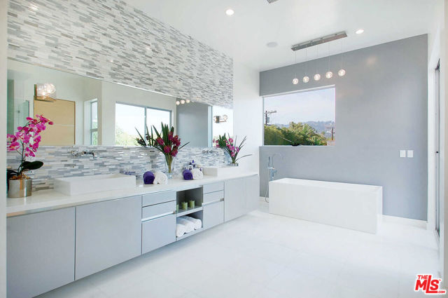 429 N Sweetzer Avenue, Los Angeles CA: https://media.crmls.org/mediaz/3f1c9b2e-34e3-4551-b43e-9b6219d2f0bf.jpg