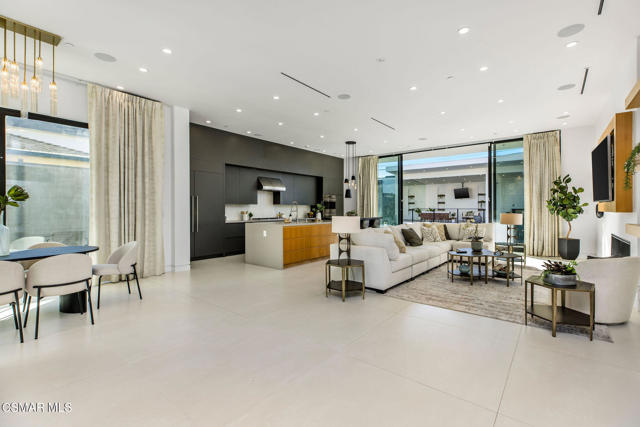 829 Flower Avenue, Venice CA: https://media.crmls.org/mediaz/3f1d0a17-7cb2-4411-8b97-1341bed60e18.jpg