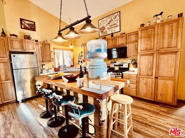 539 Lakewood Lane, Big Bear CA: https://media.crmls.org/mediaz/3f1db90f-0bbb-4cb8-b8fd-15d9f4bf6bce.jpg